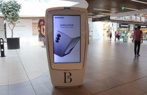 Out \ Look: Samsung Flips toward Outdoor